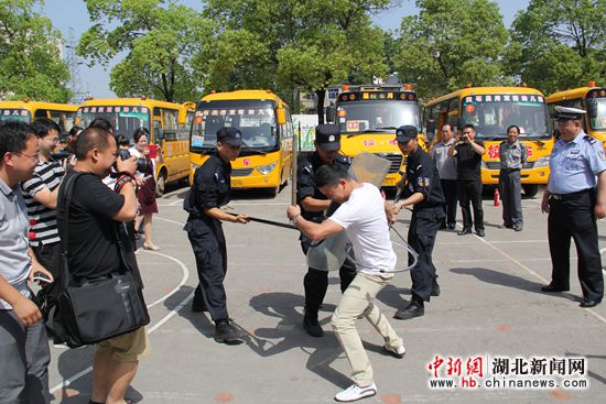 黄石特警上阵为校车驾驶员举办反暴演练 黄石特警上阵为校车驾驶员举办反暴演练