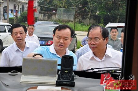 望城区委书记谭小平(右一)正在查看校车安全管理情况。