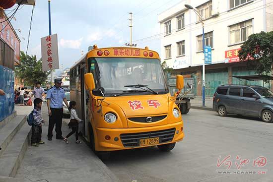 广西河池:仫佬山乡有了首辆校车 仫佬山乡有了首辆校车