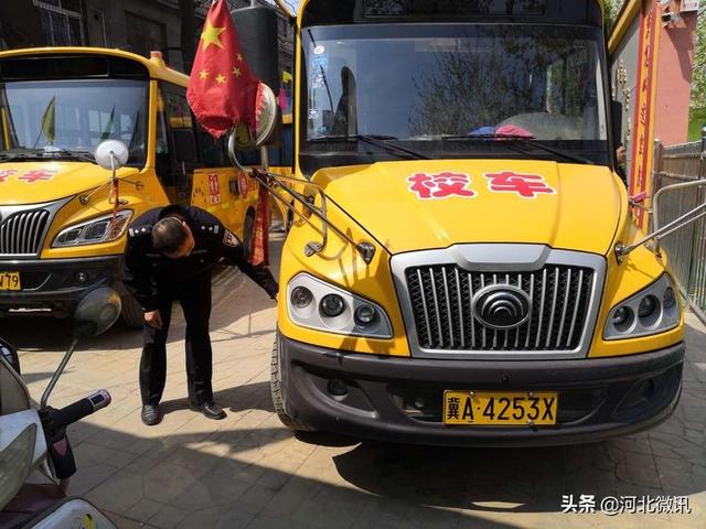 晋州交警排查校车安全隐患不放松