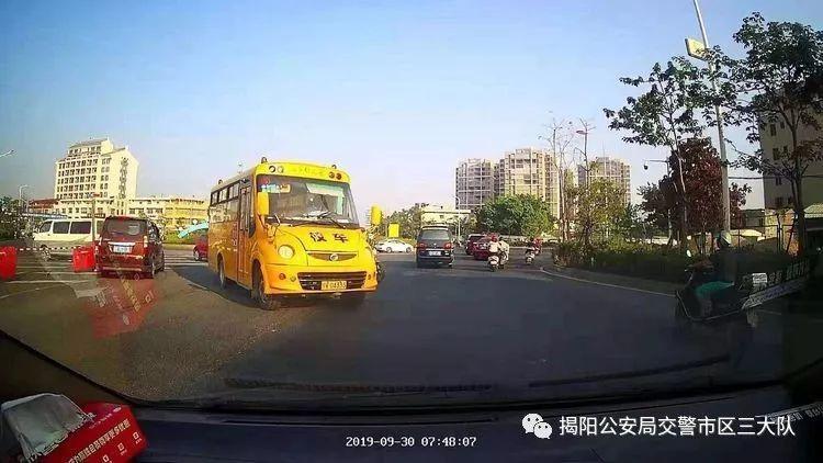 潮汕一校车被举报！为了赶时间便逆向行驶的行为让人后怕！