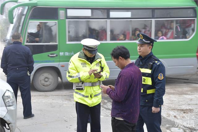 观山湖区多部门联合执法 整治打击“黑校车”