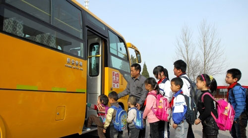 浦城万安乡：开通专线校车 让孩子上学更安全