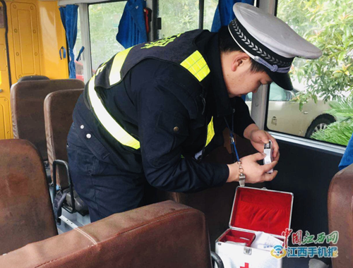 宜春交警直属三大队开展校车安全检查迎复学（图）